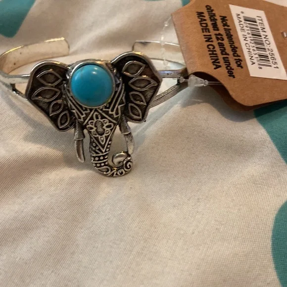 Silver and terquoise stone elephant bracelet , super cute, new - Picture 3 of 3